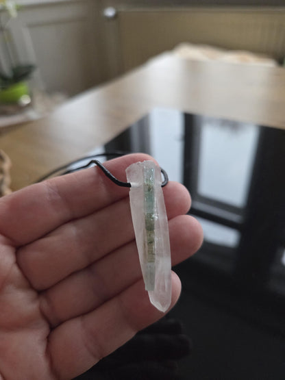 Aquamarin Stäbchen Beryll Rohstein in Quarz Anhänger, 51 x 14 x 15 mm, gebohrt, an verstellbarem Lederband