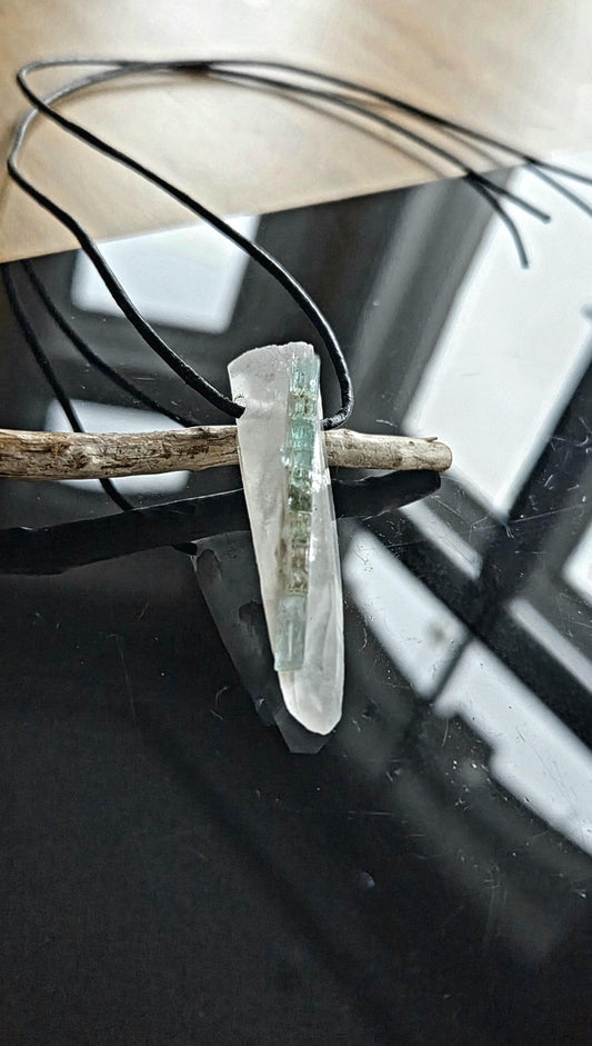 Aquamarin Stäbchen Beryll Rohstein in Quarz Anhänger, 51 x 14 x 15 mm, gebohrt, an verstellbarem Lederband