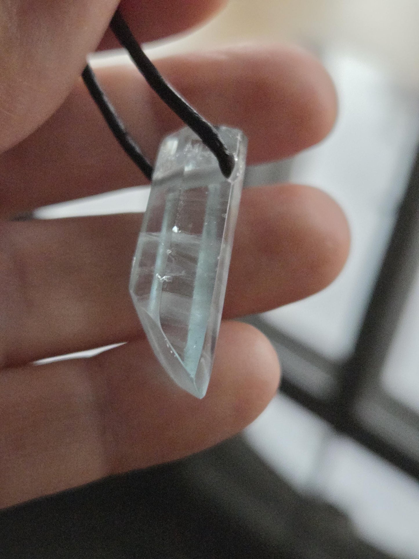 Aquamarin Stäbchen Beryll Rohstein Farbe blau Anhänger 30 x 13 x 9 mm, gebohrt, am Lederband, 5 39 g., 26,95ct.