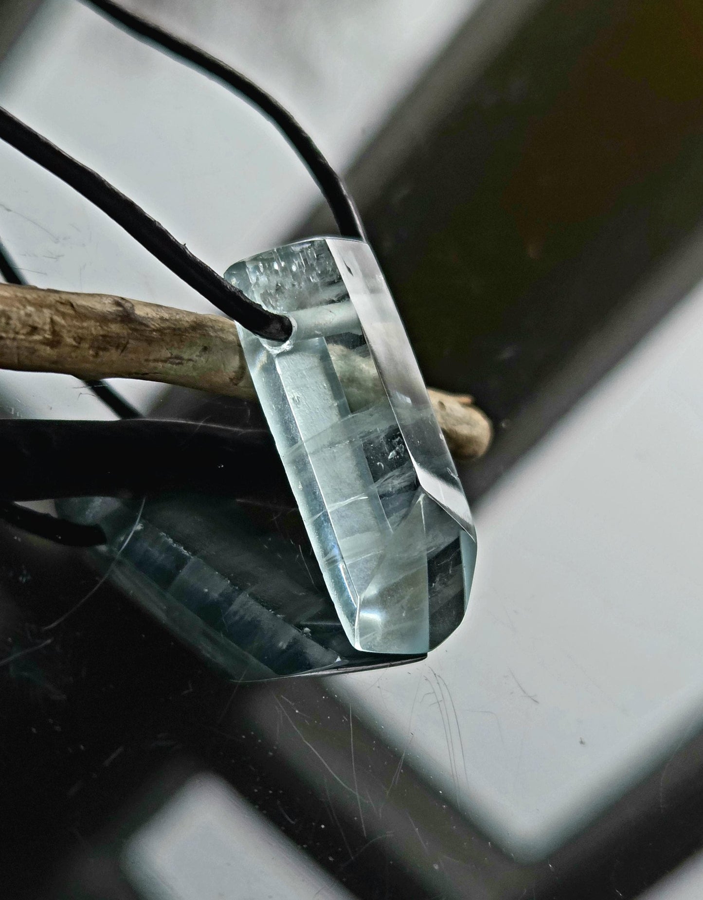 Aquamarin Stäbchen Beryll Rohstein Farbe blau Anhänger 30 x 13 x 9 mm, gebohrt, am Lederband, 5 39 g., 26,95ct.