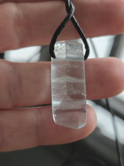 Aquamarin Stäbchen Beryll Rohstein Farbe blau Anhänger 30 x 13 x 9 mm, gebohrt, am Lederband, 5 39 g., 26,95ct.