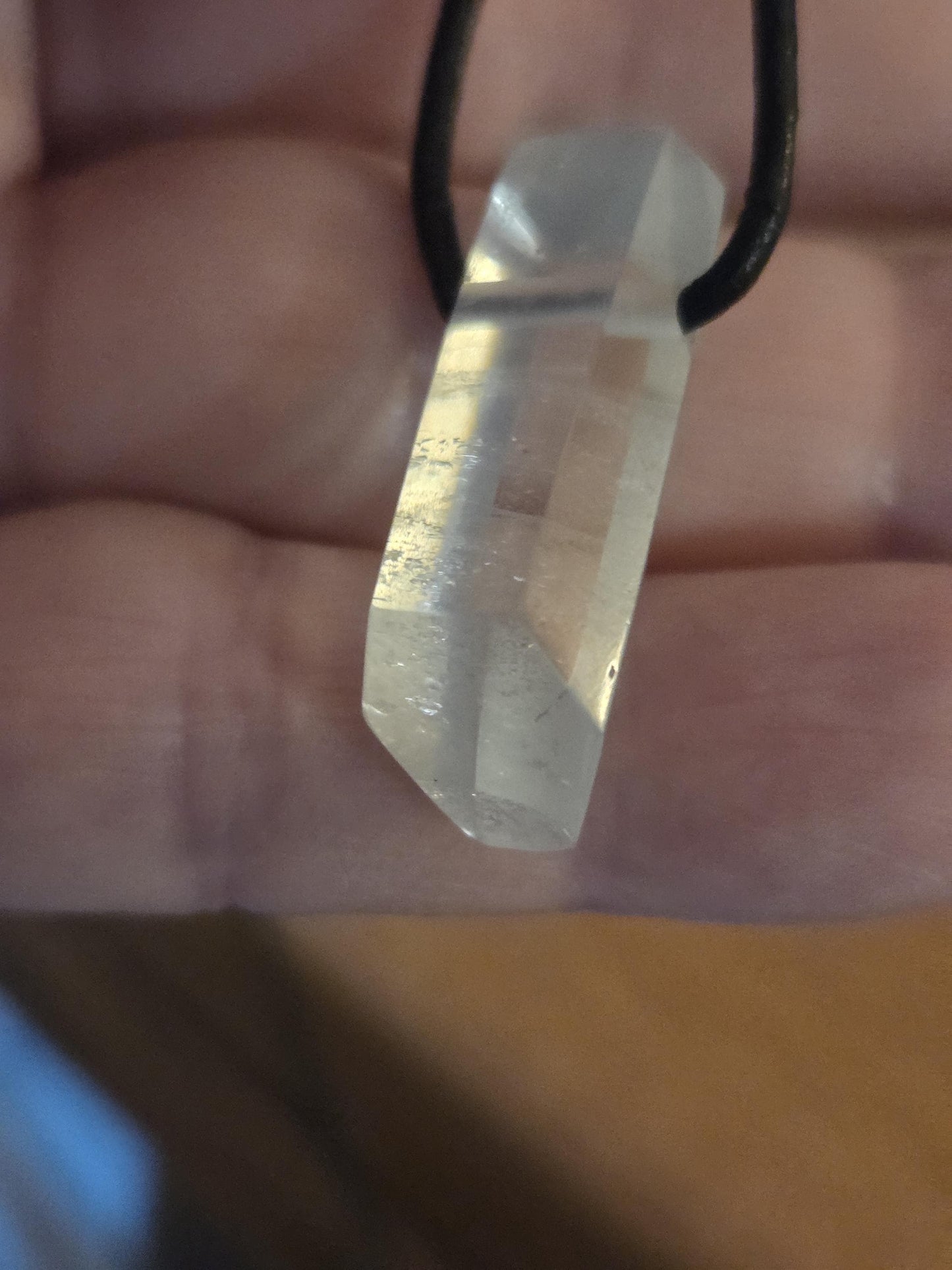 Aquamarin Stäbchen Beryll Goshenit Rohstein Farbe, sehr hell, zart blau Anhänger 26 x 11 x 10 mm, gebohrt, am Lederband, 4,10 g., 20,50 ct.