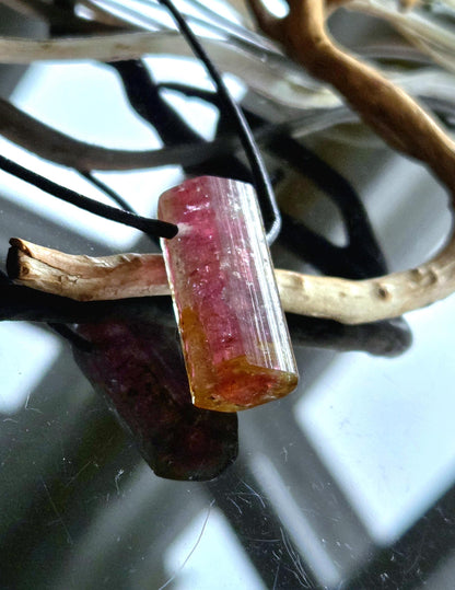 Atemberaubender Rubellit Turmalin Bicolor pink rot gelb Rohstein Stäbchen Anhänger, 29 x 15 x 13 gebohrt, an verstellbarem Lederband