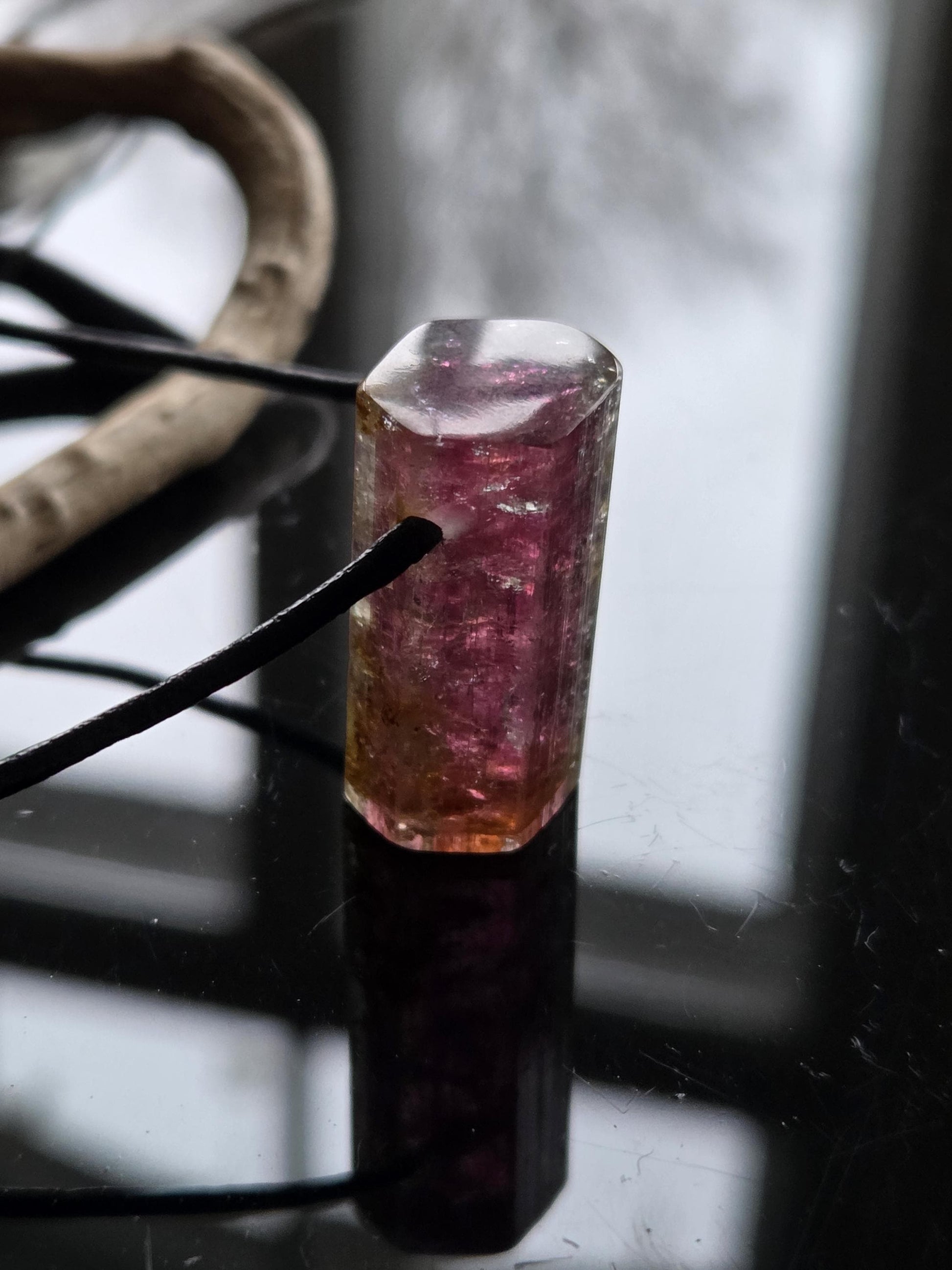 Atemberaubender Rubellit Turmalin Bicolor pink rot gelb Rohstein Stäbchen Anhänger, 29 x 15 x 13 gebohrt, an verstellbarem Lederband