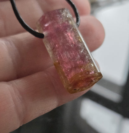 Atemberaubender Rubellit Turmalin Bicolor pink rot gelb Rohstein Stäbchen Anhänger, 29 x 15 x 13 gebohrt, an verstellbarem Lederband