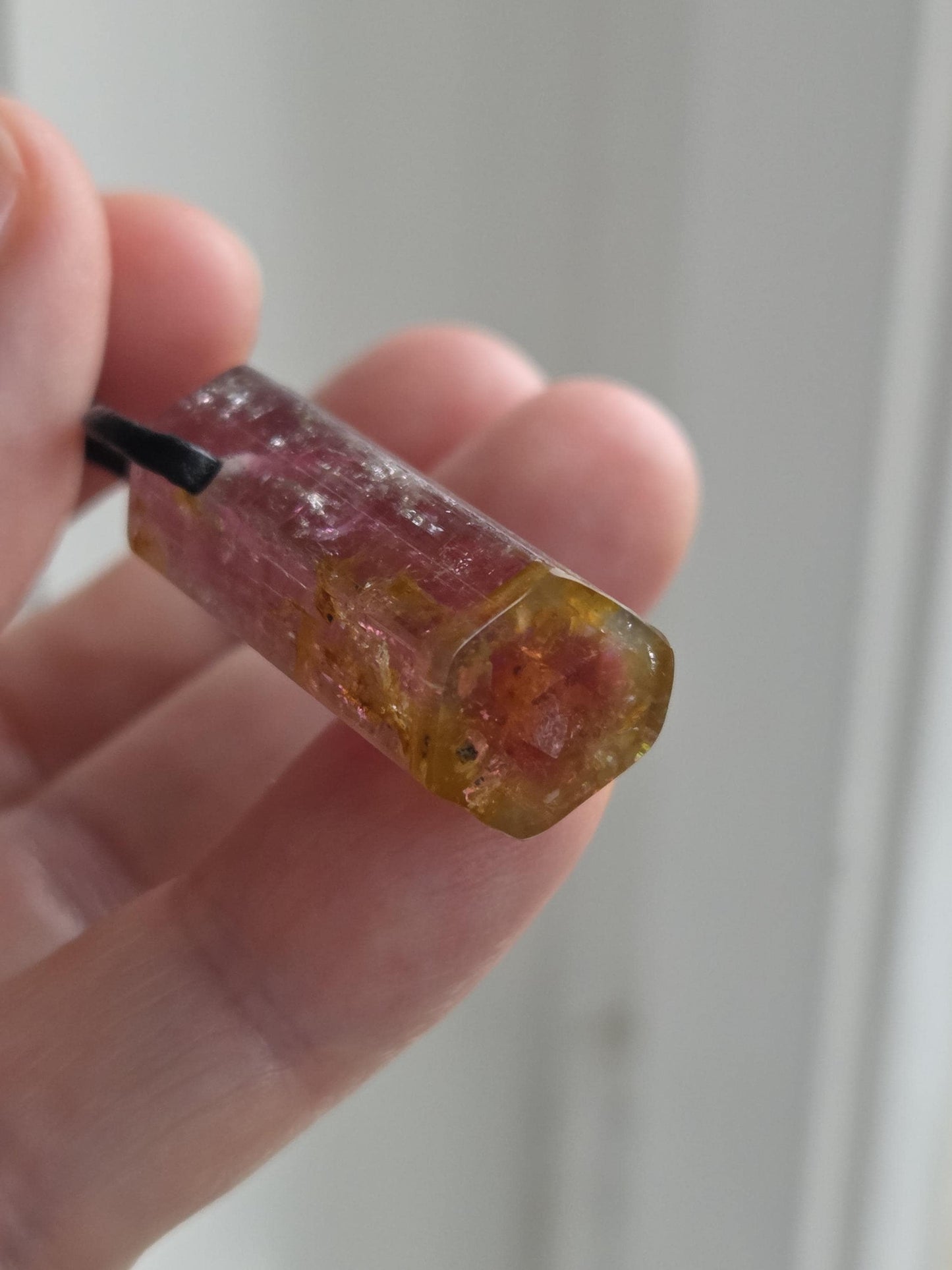 Atemberaubender Rubellit Turmalin Bicolor pink rot gelb Rohstein Stäbchen Anhänger, 29 x 15 x 13 gebohrt, an verstellbarem Lederband