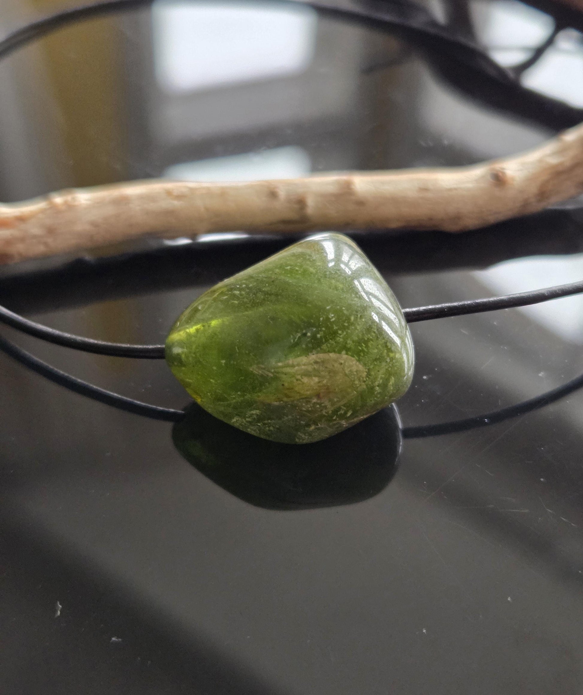 Peridot Olivin Chrysolith Anhänger, 20 x 23 x 15 mm , gebohrt, an verstellbarem Lederband