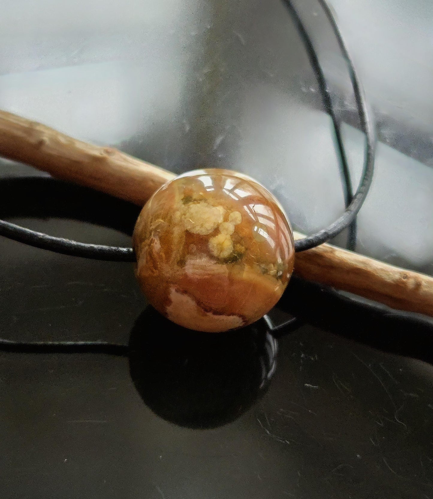 Regenwaldrhyolith Regenwald Rhyolit, Kugel Anhänger, 20 x 20 mm, gebohrt, an verstellbarem Lederband