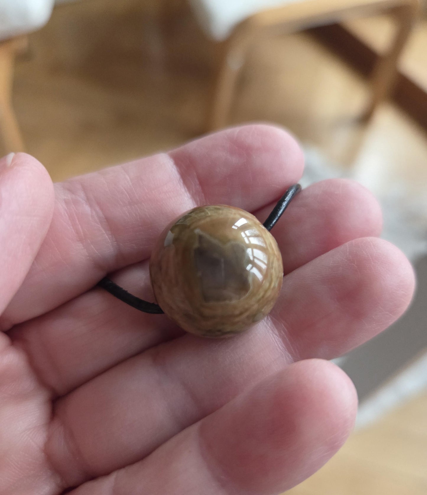 Regenwaldrhyolith Regenwald Rhyolit, Kugel Anhänger, 20 x 20 mm, gebohrt, an verstellbarem Lederband