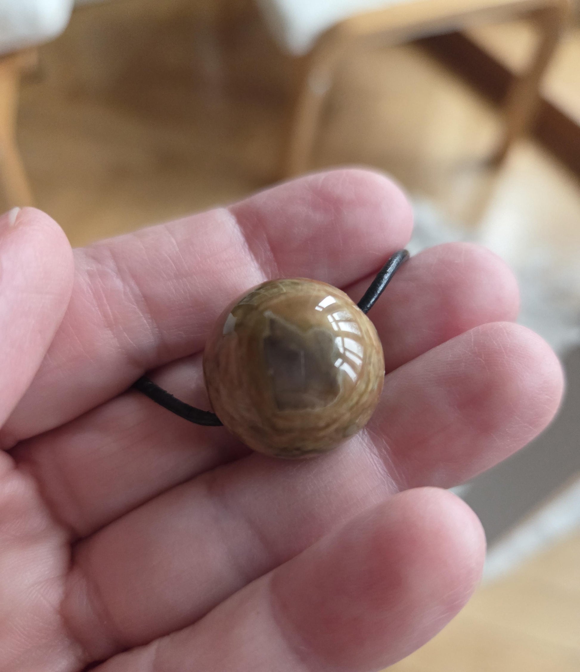 Regenwaldrhyolith Regenwald Rhyolit, Kugel Anhänger, 20 x 20 mm, gebohrt, an verstellbarem Lederband