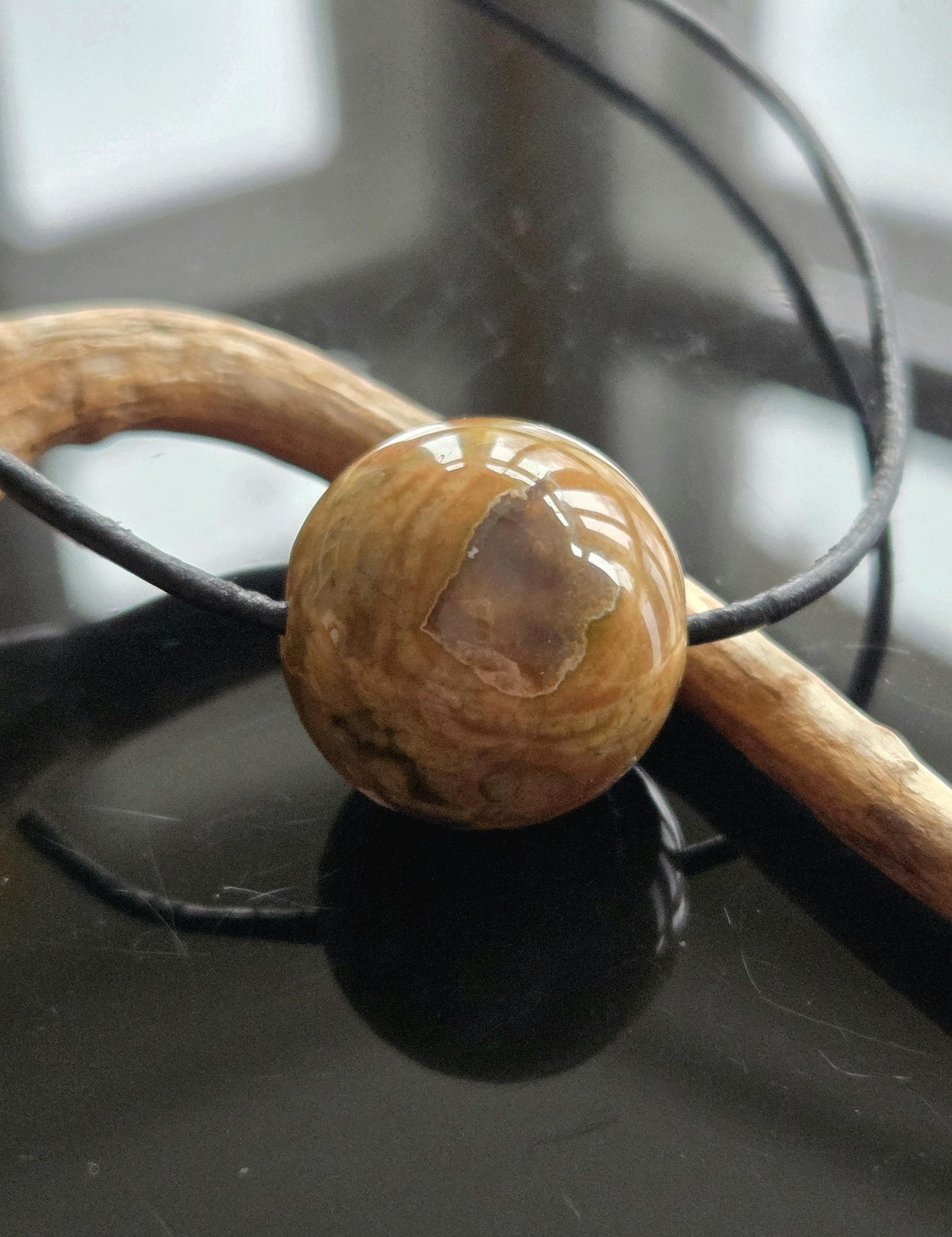 Regenwaldrhyolith Regenwald Rhyolit, Kugel Anhänger, 20 x 20 mm, gebohrt, an verstellbarem Lederband