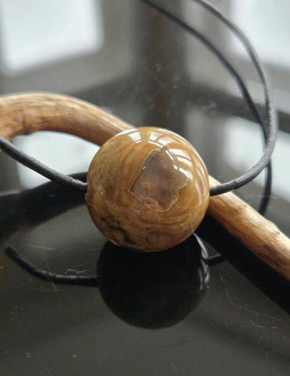 Regenwaldrhyolith Regenwald Rhyolit, Kugel Anhänger, 20 x 20 mm, gebohrt, an verstellbarem Lederband