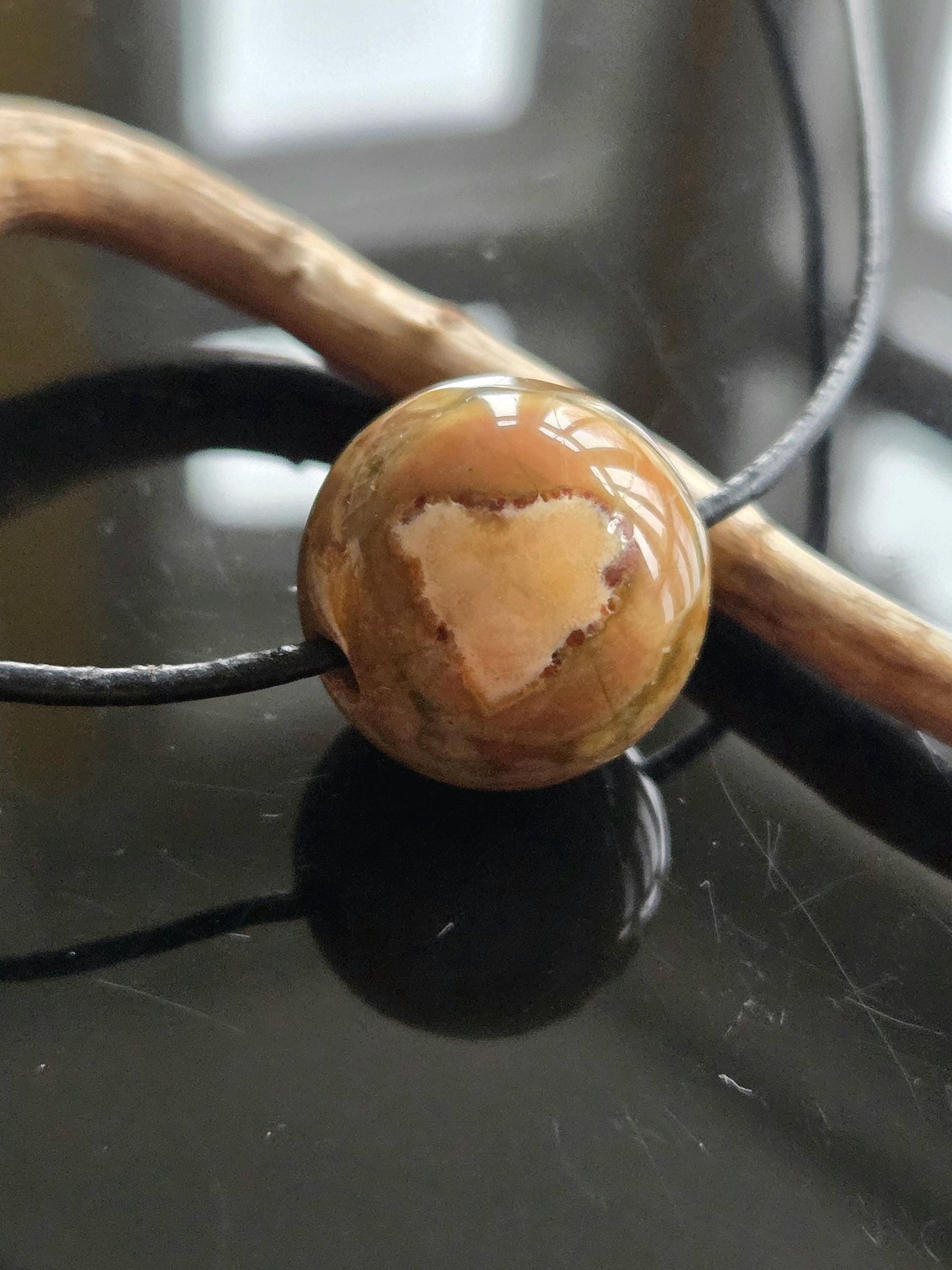 Regenwaldrhyolith Regenwald Rhyolit, Kugel Anhänger, 20 x 20 mm, gebohrt, an verstellbarem Lederband