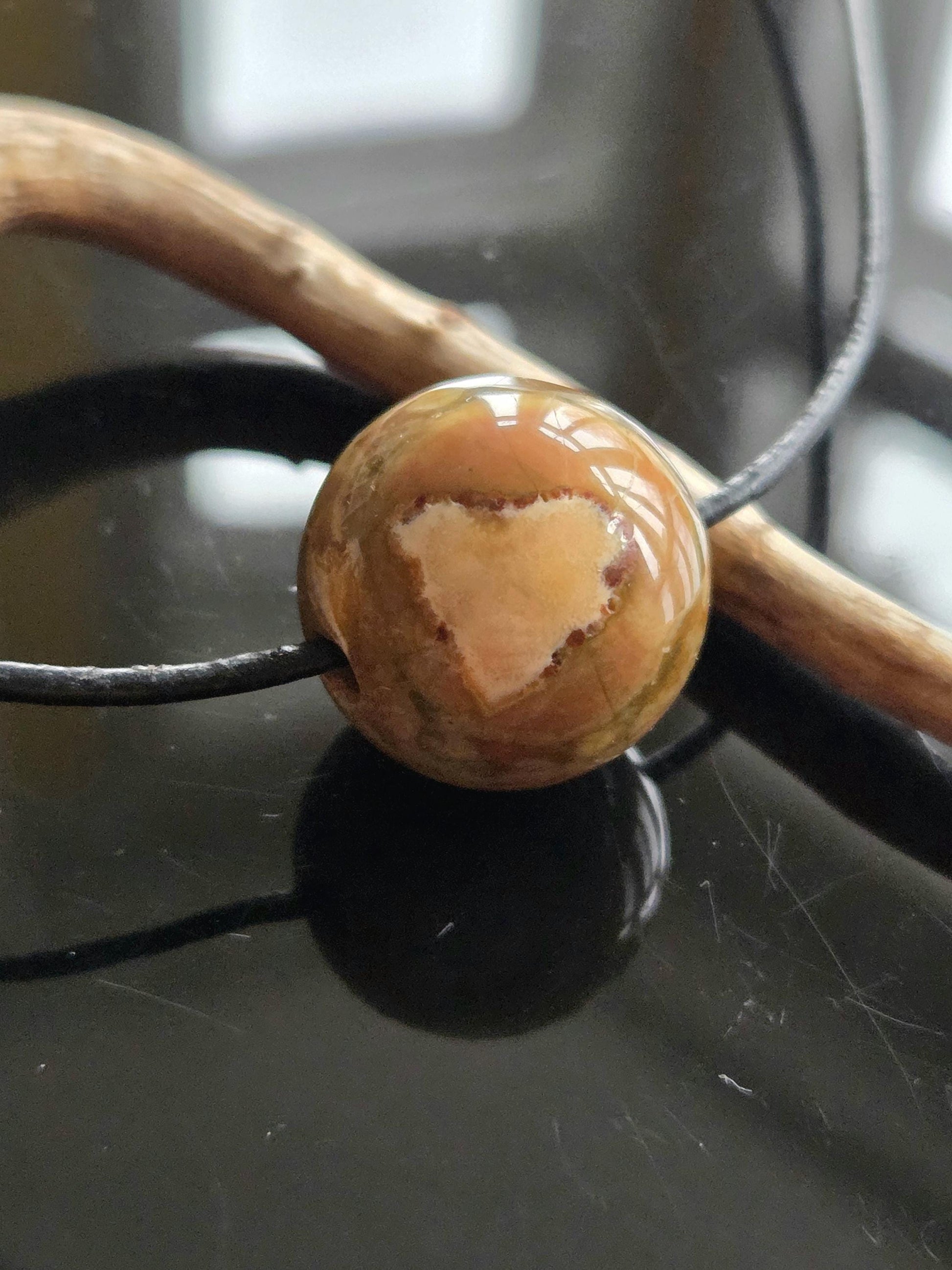 Regenwaldrhyolith Regenwald Rhyolit, Kugel Anhänger, 20 x 20 mm, gebohrt, an verstellbarem Lederband