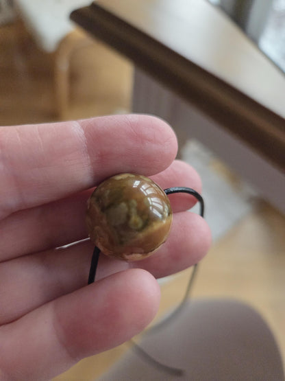 Regenwaldrhyolith Regenwald Rhyolit, Kugel Anhänger, 20 x 20 mm, gebohrt, an verstellbarem Lederband