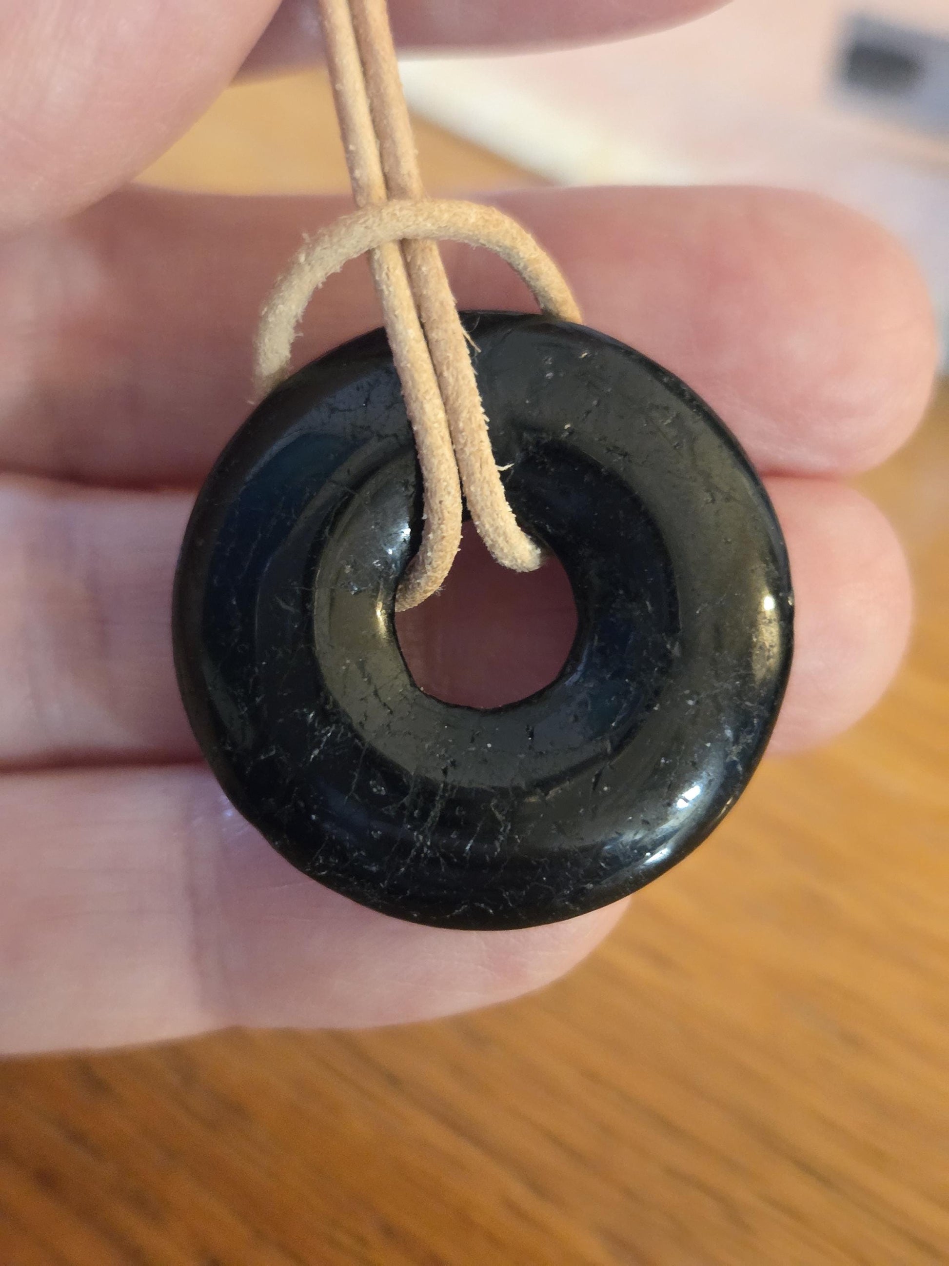 Schwarzer Turmalin, Schörl, Anhänger, Donut 30 mm Durchmesser, am Lederband