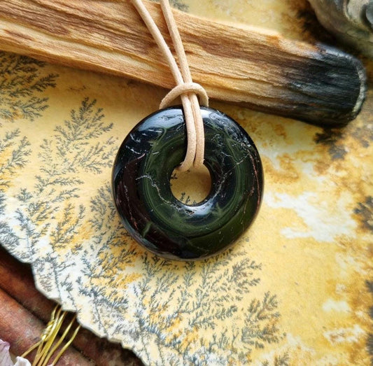 Schwarzer Turmalin, Schörl, Anhänger, Donut 30 mm Durchmesser, am Lederband