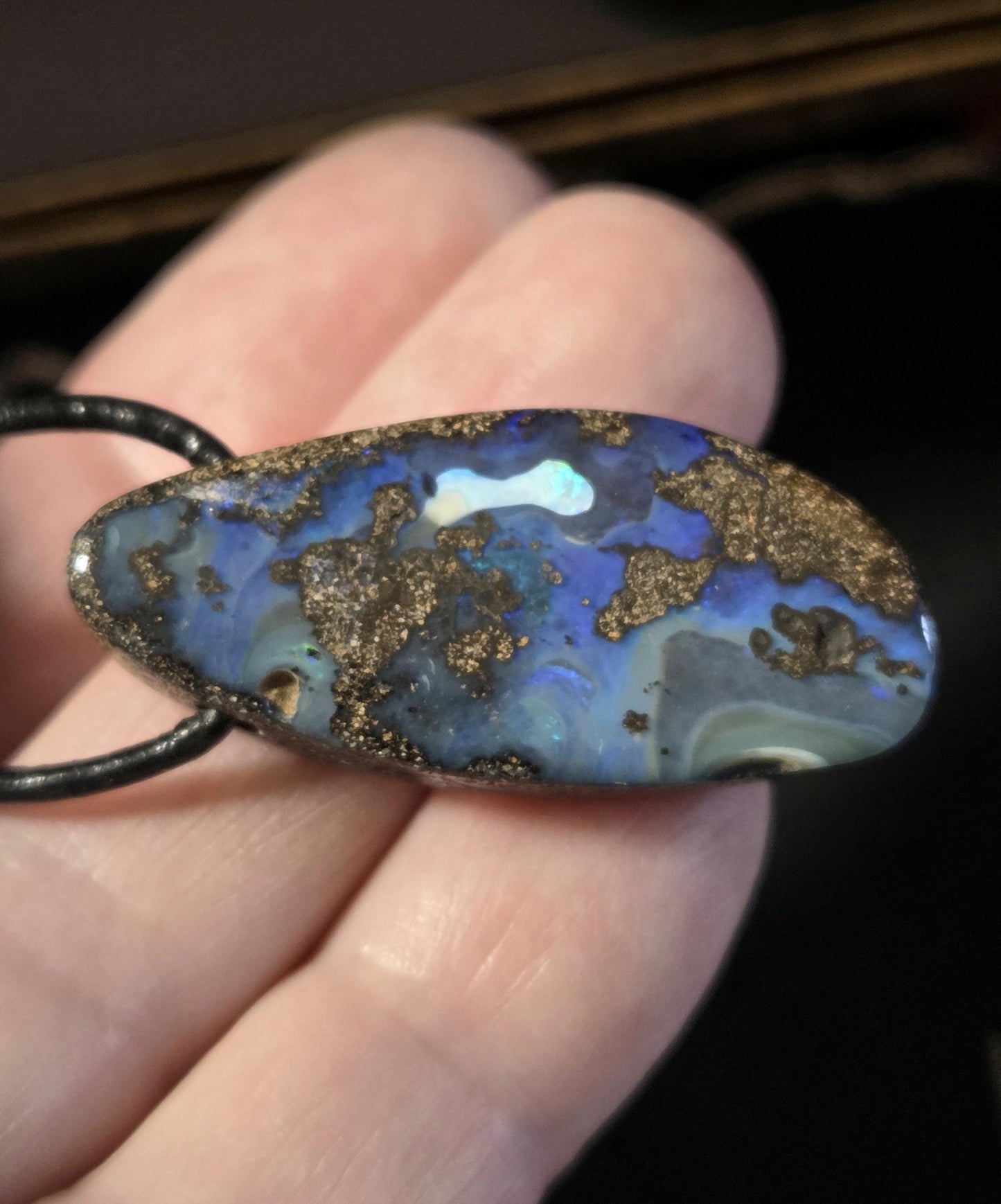 Boulder Opal, Boulderopal Anhänger, "Tiefsee Leuchtefischchen", 35 x 16 x 9 mm, gebohrt, an verstellbarem Lederband