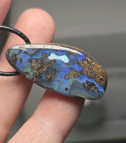 Boulder Opal, Boulderopal Anhänger, "Tiefsee Leuchtefischchen", 35 x 16 x 9 mm, gebohrt, an verstellbarem Lederband