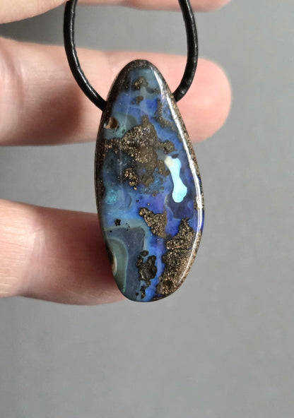 Boulder Opal, Boulderopal Anhänger, "Tiefsee Leuchtefischchen", 35 x 16 x 9 mm, gebohrt, an verstellbarem Lederband