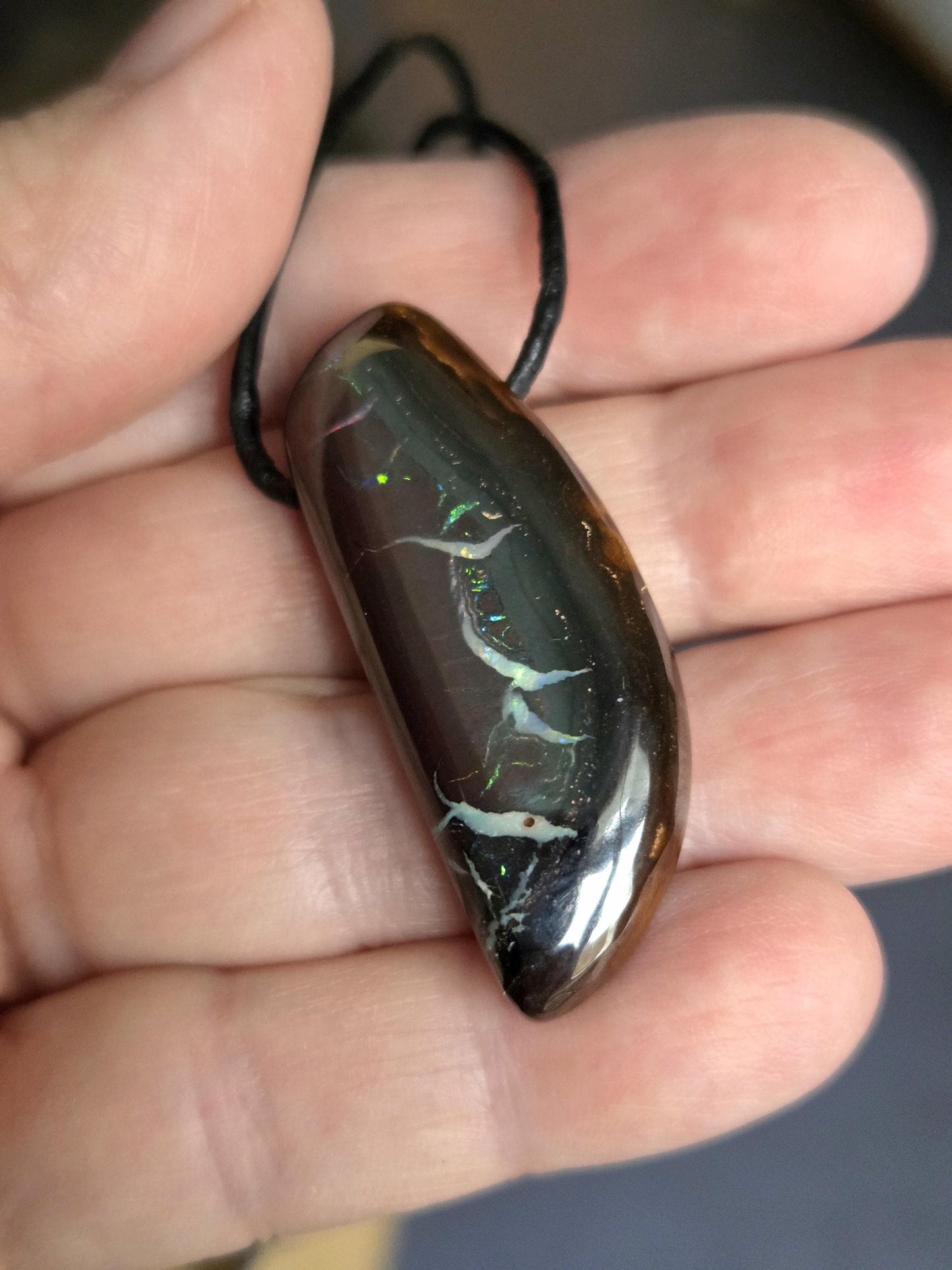 Boulder Opal, Boulderopal Anhänger, "Weiße Delfine", 42 x 17 x 8 mm, gebohrt, an verstellbarem Lederband, Yowah Nuss Opal