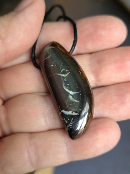 Boulder Opal, Boulderopal Anhänger, "Weiße Delfine", 42 x 17 x 8 mm, gebohrt, an verstellbarem Lederband, Yowah Nuss Opal
