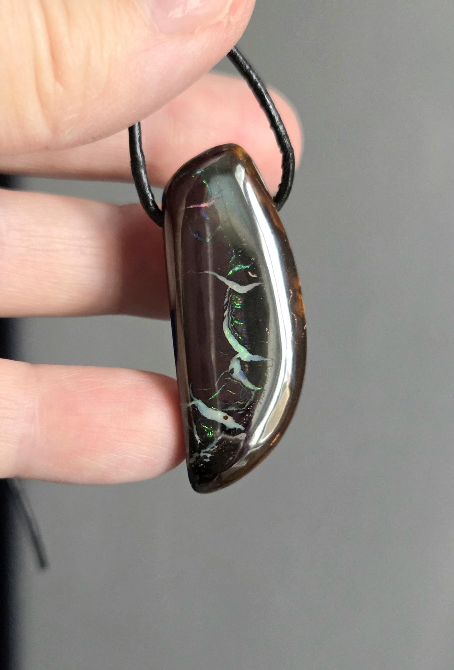 Boulder Opal, Boulderopal Anhänger, "Weiße Delfine", 42 x 17 x 8 mm, gebohrt, an verstellbarem Lederband, Yowah Nuss Opal