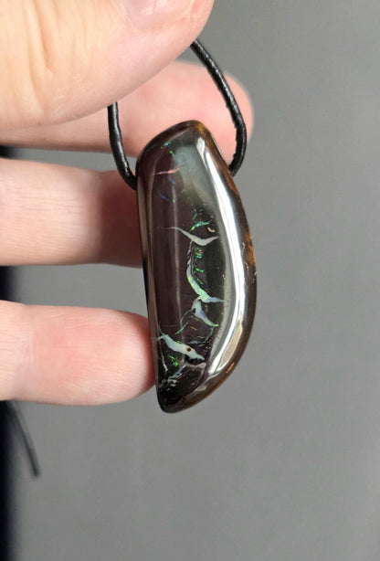 Boulder Opal, Boulderopal Anhänger, "Weiße Delfine", 42 x 17 x 8 mm, gebohrt, an verstellbarem Lederband, Yowah Nuss Opal