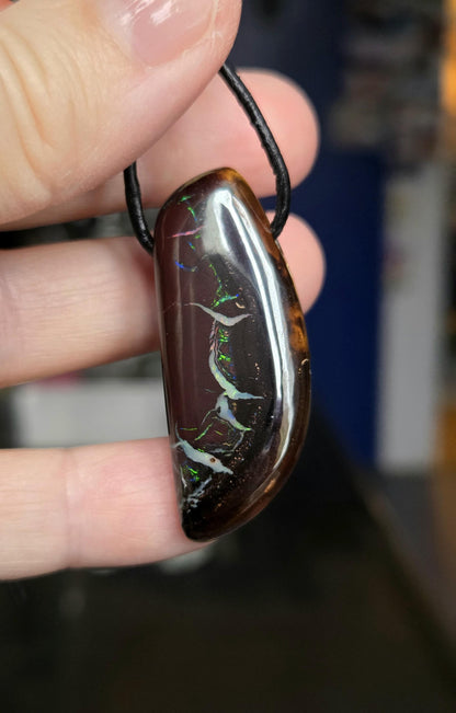 Boulder Opal, Boulderopal Anhänger, "Weiße Delfine", 42 x 17 x 8 mm, gebohrt, an verstellbarem Lederband, Yowah Nuss Opal