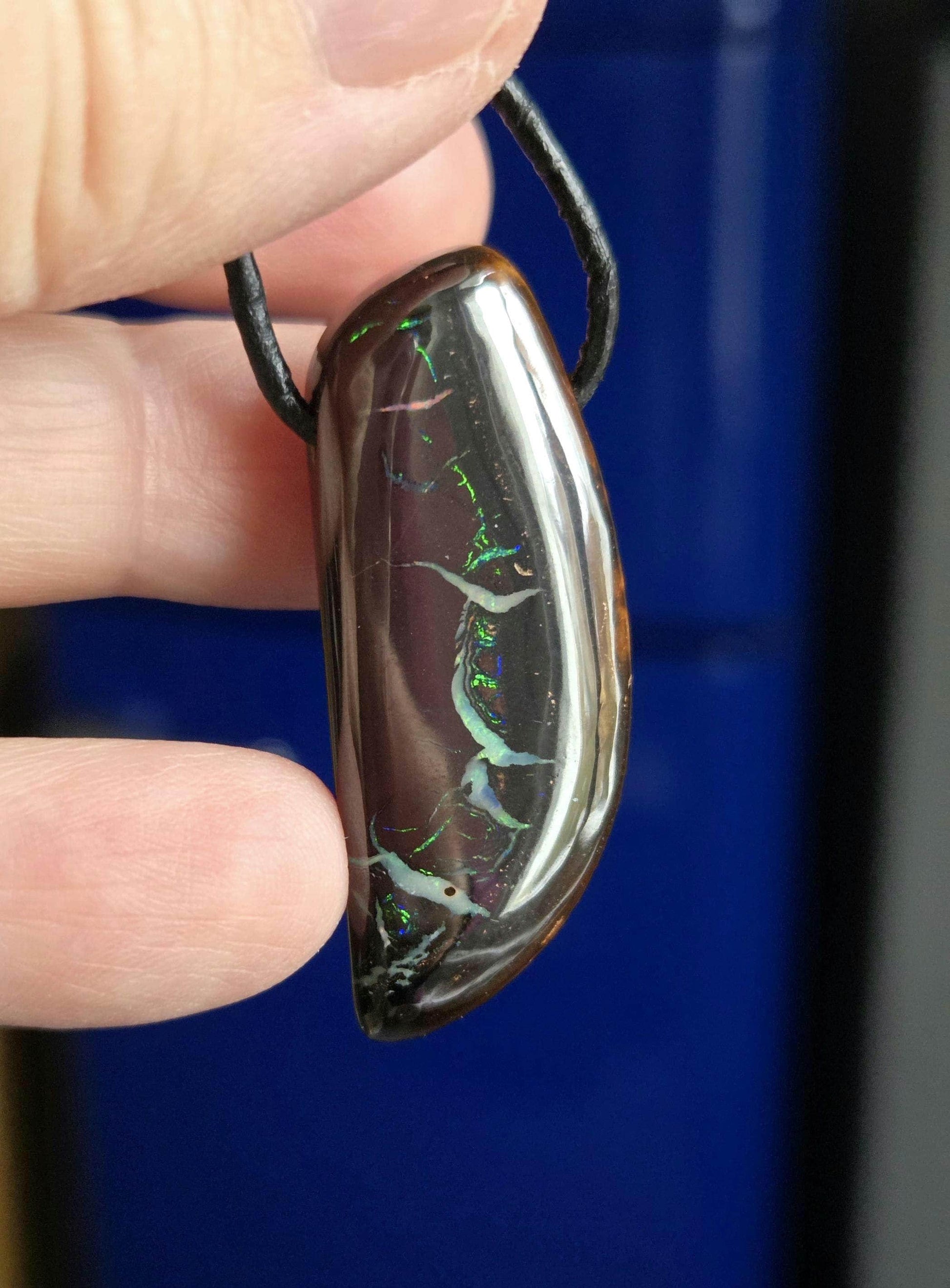 Boulder Opal, Boulderopal Anhänger, "Weiße Delfine", 42 x 17 x 8 mm, gebohrt, an verstellbarem Lederband, Yowah Nuss Opal