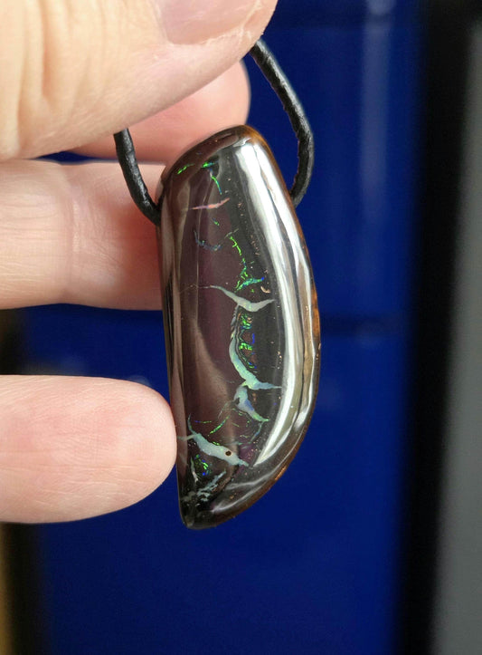 Boulder Opal, Boulderopal Anhänger, "Weiße Delfine", 42 x 17 x 8 mm, gebohrt, an verstellbarem Lederband, Yowah Nuss Opal