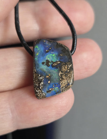 Kleiner blauer flashfire Boulder Opal Boulderopal Anhänger, "Atlantis Love", 21 x 14 x 7 mm, gebohrt, an verstellbarem Lederband