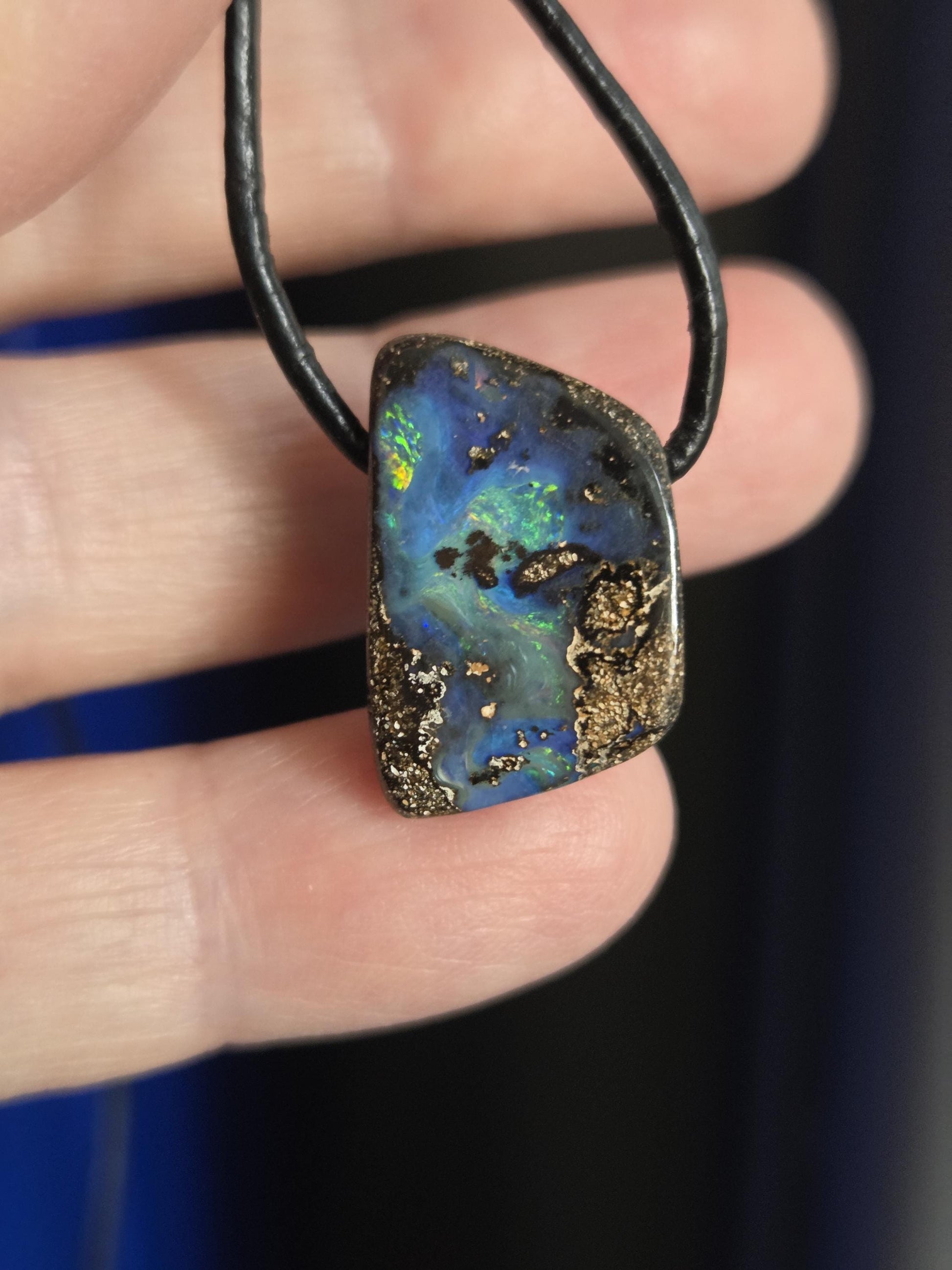 Kleiner blauer flashfire Boulder Opal Boulderopal Anhänger, "Atlantis Love", 21 x 14 x 7 mm, gebohrt, an verstellbarem Lederband