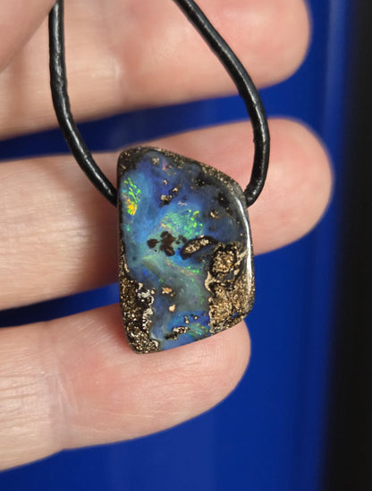 Kleiner blauer flashfire Boulder Opal Boulderopal Anhänger, "Atlantis Love", 21 x 14 x 7 mm, gebohrt, an verstellbarem Lederband