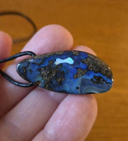 Boulder Opal, Boulderopal Anhänger, "Tiefsee Leuchtefischchen", 35 x 16 x 9 mm, gebohrt, an verstellbarem Lederband