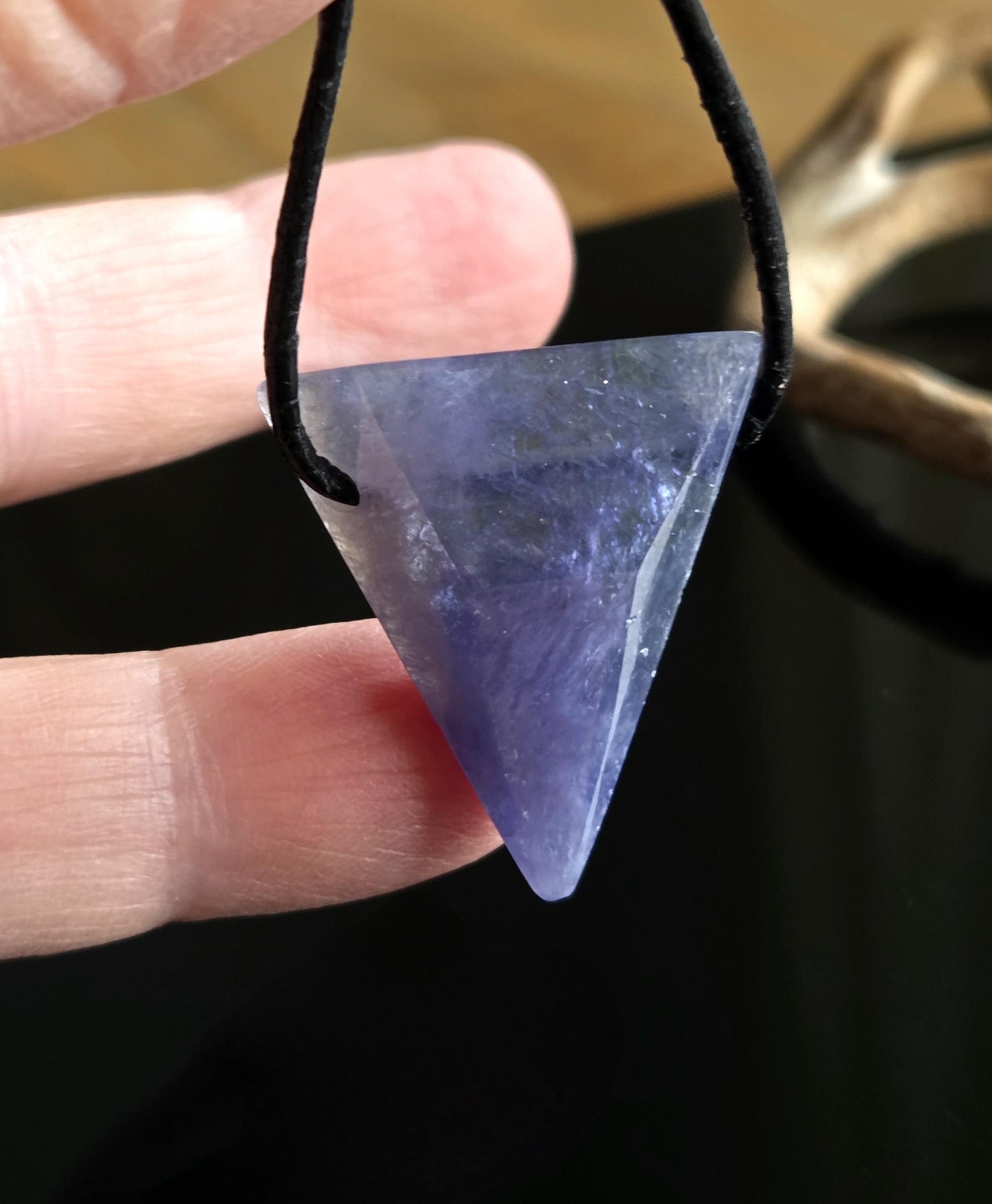 Hochwertiger Tansanit Anhänger Kilimandscharo, Anhänger Kristall Anhänger, 30 x 26 x 10 mm, gebohrt an verstellbarem Lederband