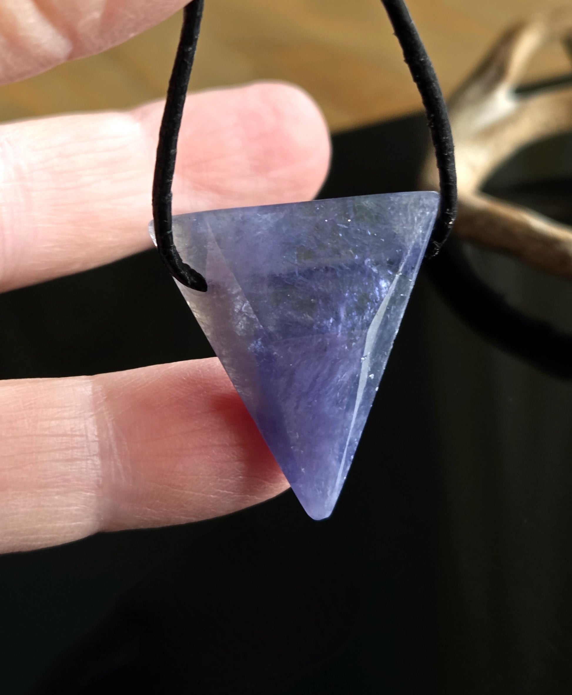 Hochwertiger Tansanit Anhänger Kilimandscharo, Anhänger Kristall Anhänger, 30 x 26 x 10 mm, gebohrt an verstellbarem Lederband