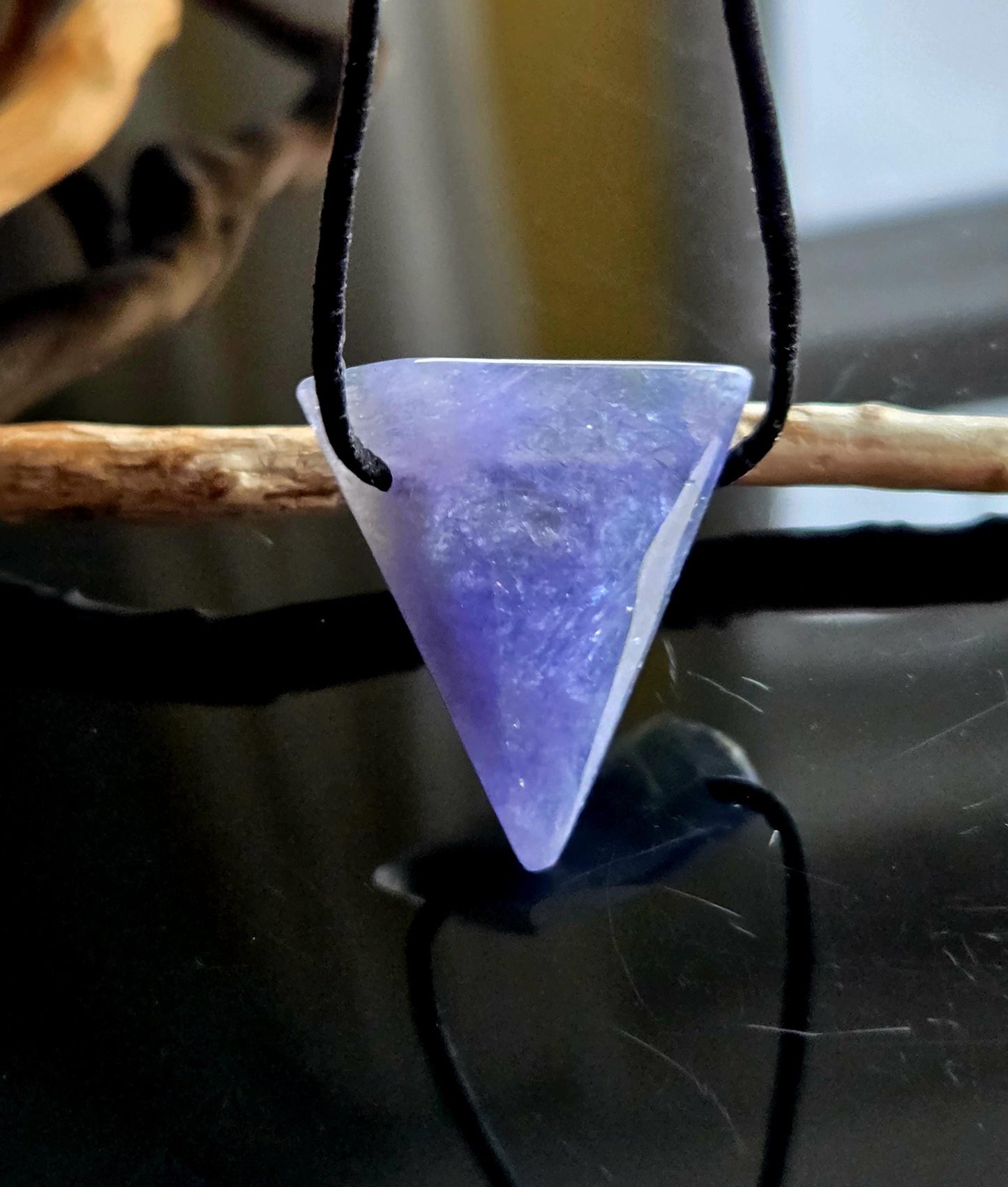 Hochwertiger Tansanit Anhänger Kilimandscharo, Anhänger Kristall Anhänger, 30 x 26 x 10 mm, gebohrt an verstellbarem Lederband