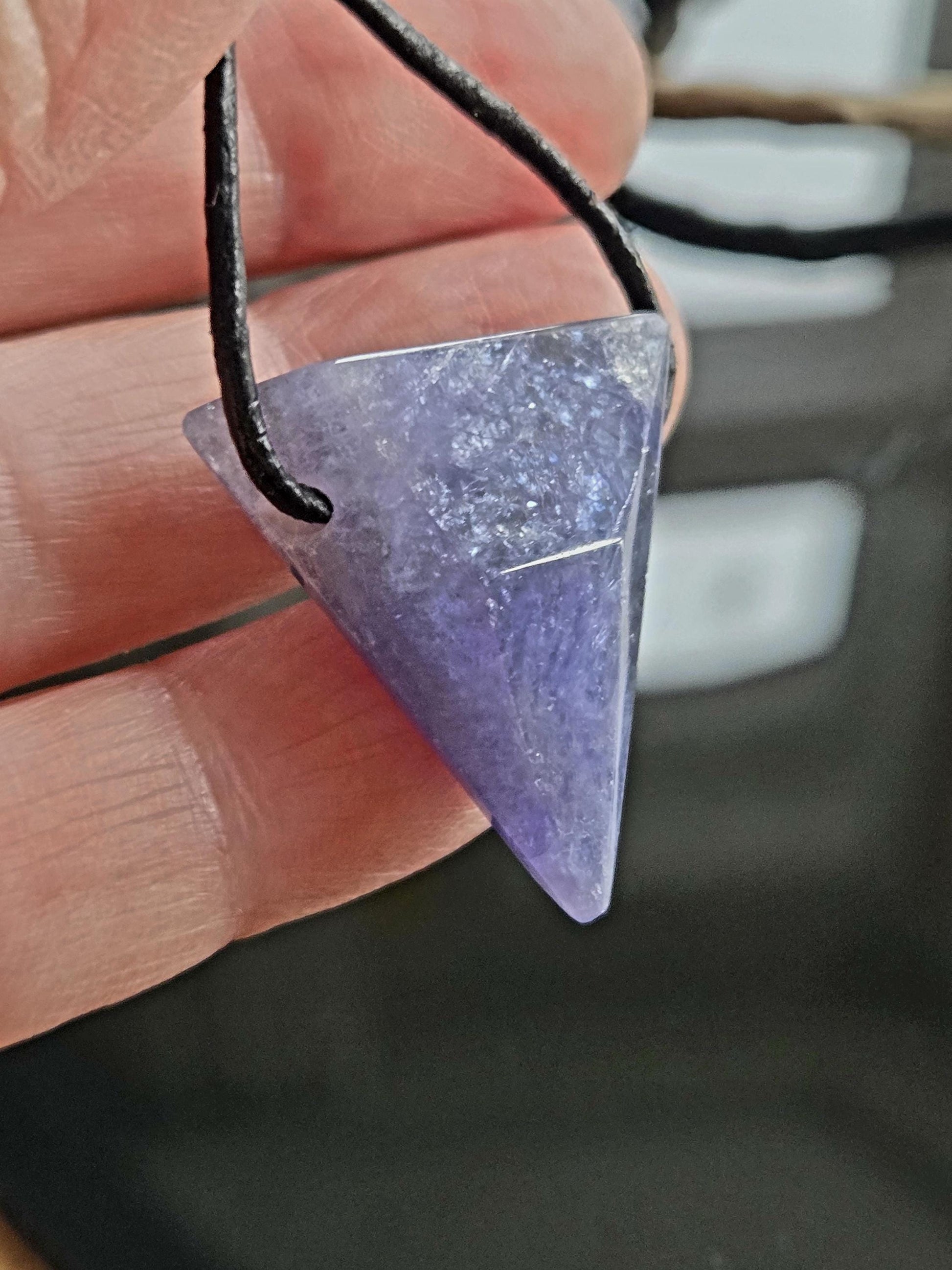 Hochwertiger Tansanit Anhänger Kilimandscharo, Anhänger Kristall Anhänger, 30 x 26 x 10 mm, gebohrt an verstellbarem Lederband