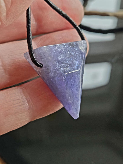 Hochwertiger Tansanit Anhänger Kilimandscharo, Anhänger Kristall Anhänger, 30 x 26 x 10 mm, gebohrt an verstellbarem Lederband