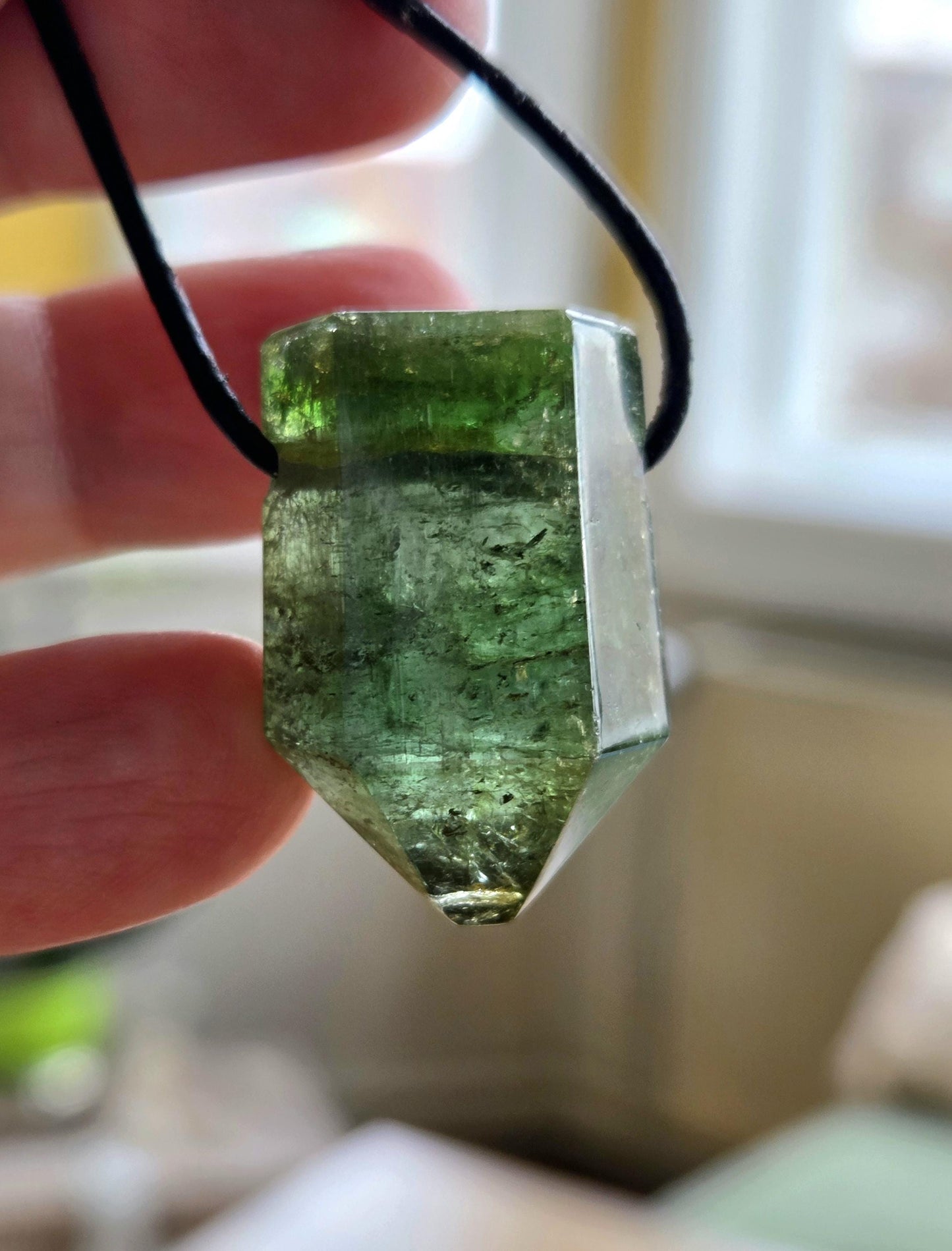 Atemberaubender Verdelith grüner Turmalin grün mit gelber Spitze, Anhänger, 30 x 19 x 14 mm, gebohrt, an verstellbarem Lederband