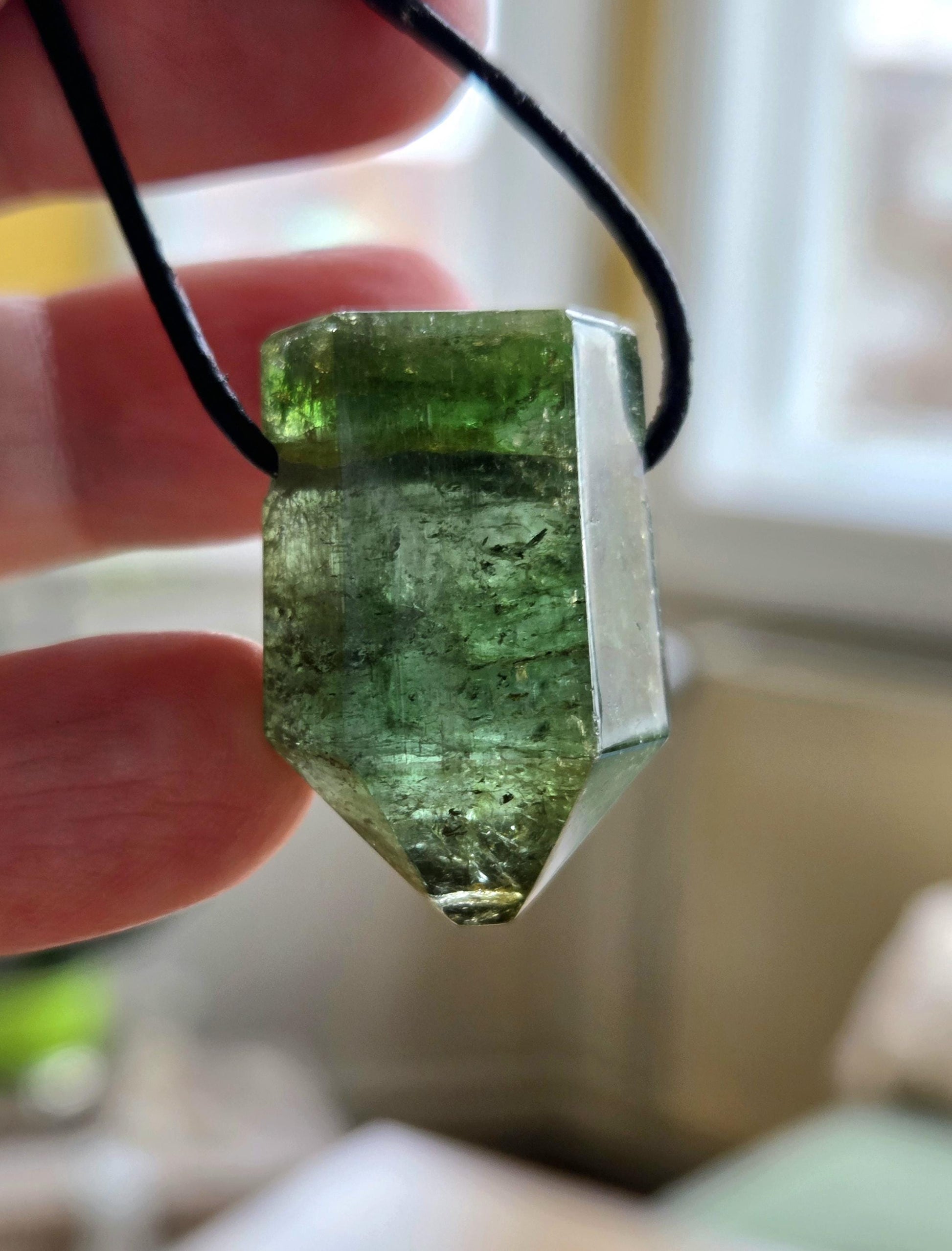 Atemberaubender Verdelith grüner Turmalin grün mit gelber Spitze, Anhänger, 30 x 19 x 14 mm, gebohrt, an verstellbarem Lederband