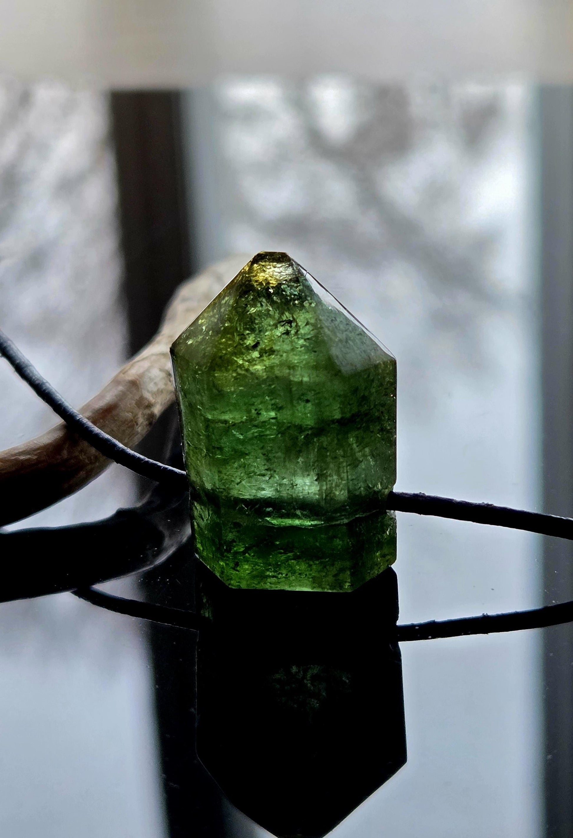 Atemberaubender Verdelith grüner Turmalin grün mit gelber Spitze, Anhänger, 30 x 19 x 14 mm, gebohrt, an verstellbarem Lederband