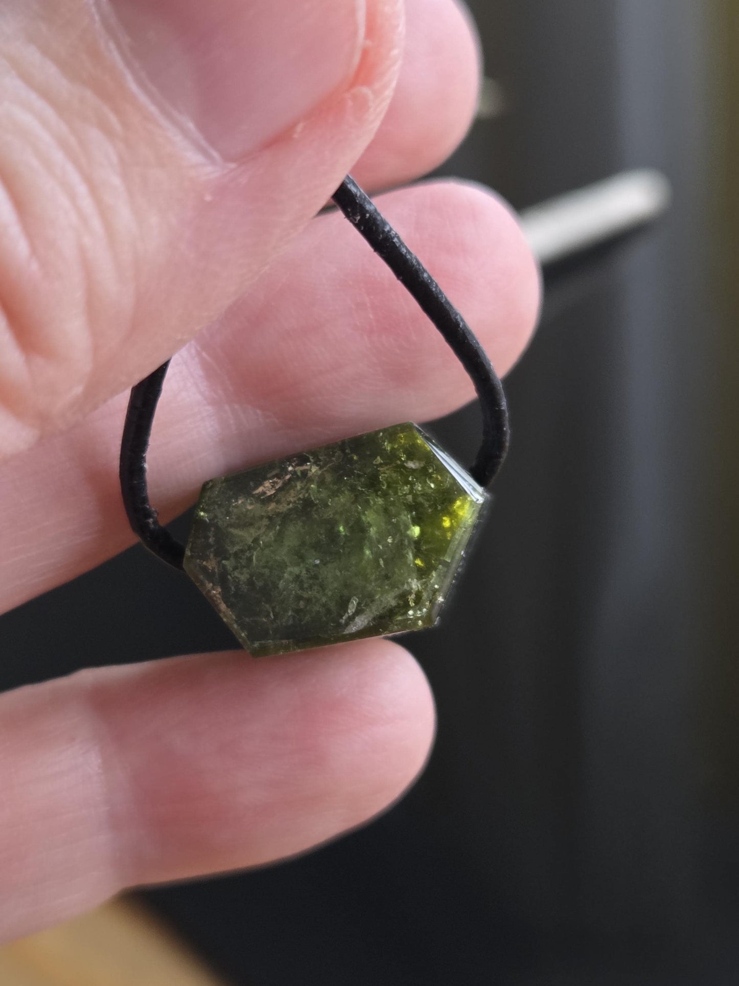 Atemberaubender Verdelith grüner Turmalin grün mit gelber Spitze, Anhänger, 30 x 19 x 14 mm, gebohrt, an verstellbarem Lederband