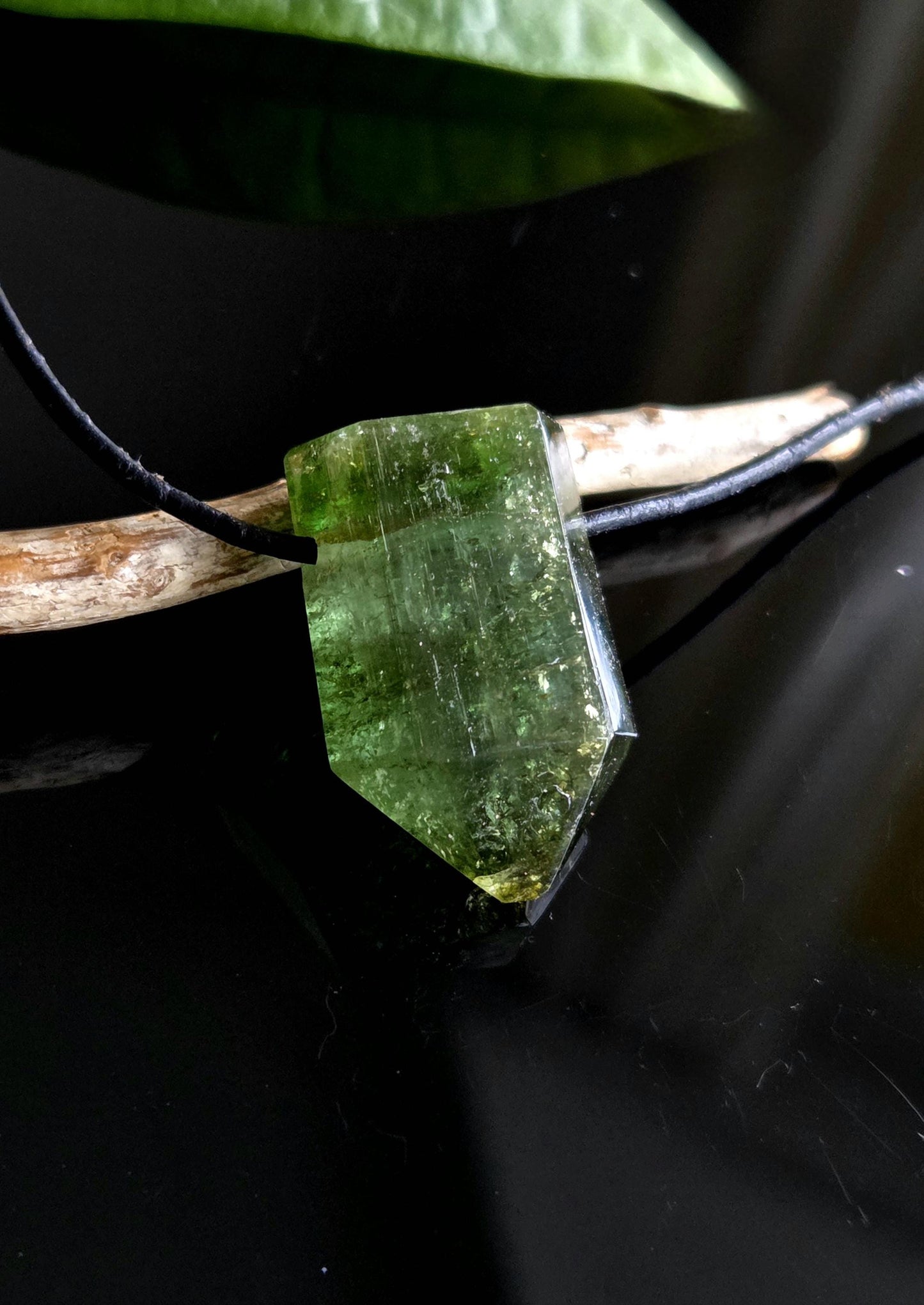 Atemberaubender Verdelith grüner Turmalin grün mit gelber Spitze, Anhänger, 30 x 19 x 14 mm, gebohrt, an verstellbarem Lederband