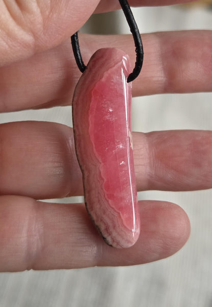 Traumhaft gezeichneter Rhodochrosit Anhänger, 45 x 15 x 7 mm, gebohrt, an verstellbarem Lederband