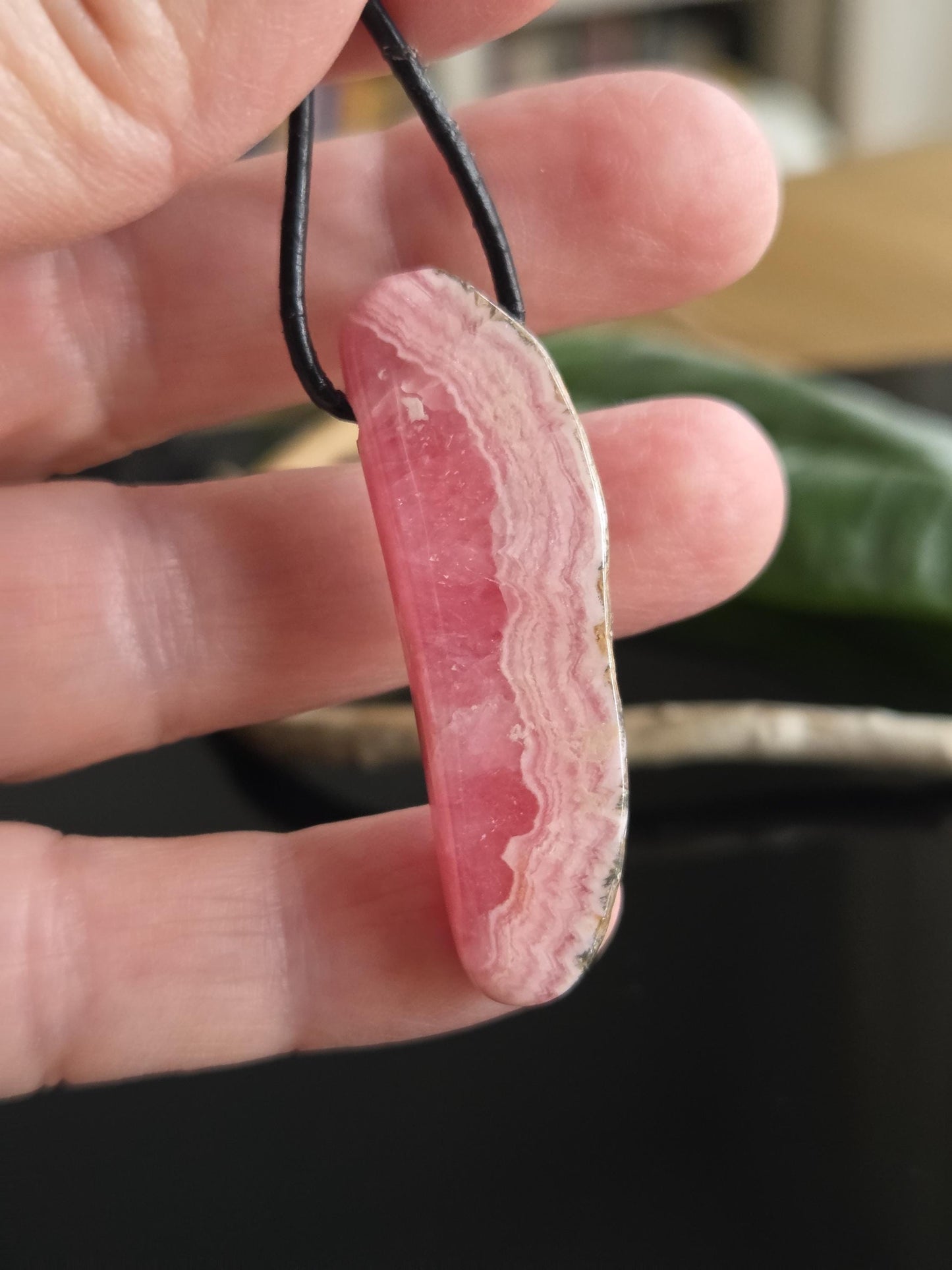 Traumhaft gezeichneter Rhodochrosit Anhänger, 45 x 15 x 7 mm, gebohrt, an verstellbarem Lederband