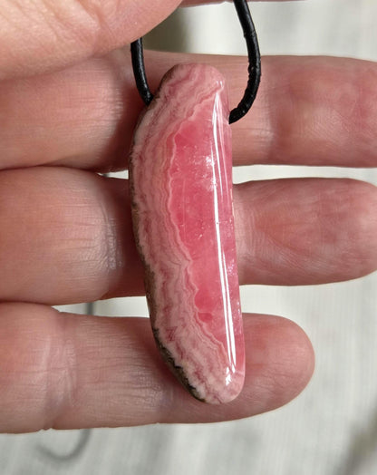Traumhaft gezeichneter Rhodochrosit Anhänger, 45 x 15 x 7 mm, gebohrt, an verstellbarem Lederband