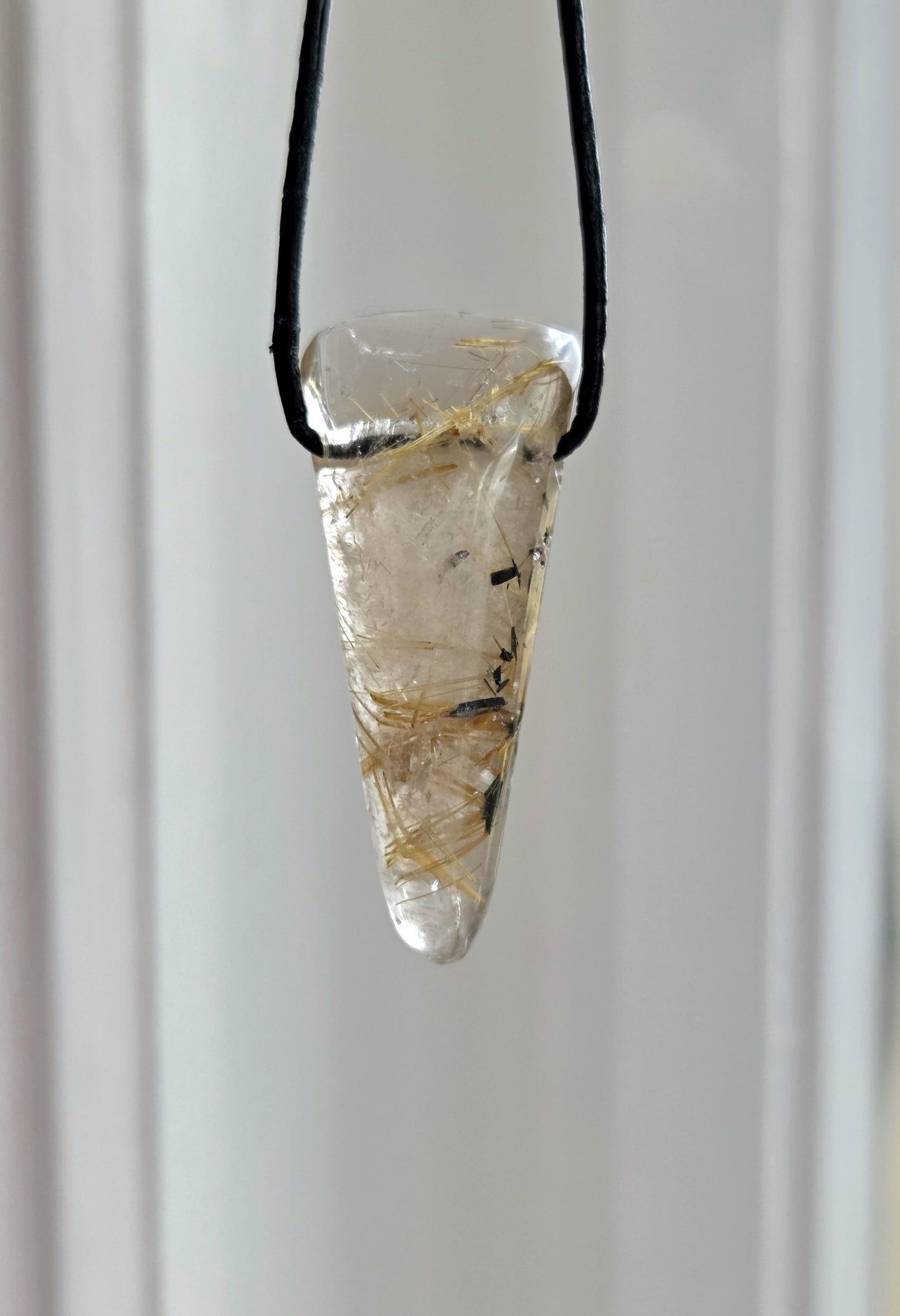 Gold Rutil Quarz Goldrutilquarz mit Pyrit Einschluss, Anhänger, 47 x 20 x 11 mm, an verstellbarem Lederband