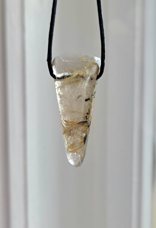 Gold Rutil Quarz Goldrutilquarz mit Pyrit Einschluss, Anhänger, 47 x 20 x 11 mm, an verstellbarem Lederband